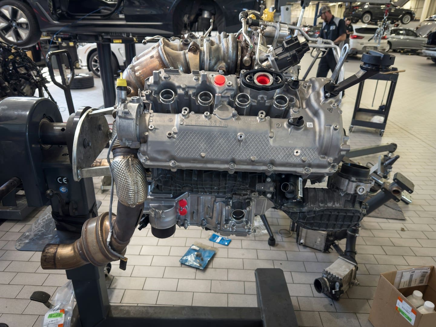 Motore smontato su un supporto in un'officina.